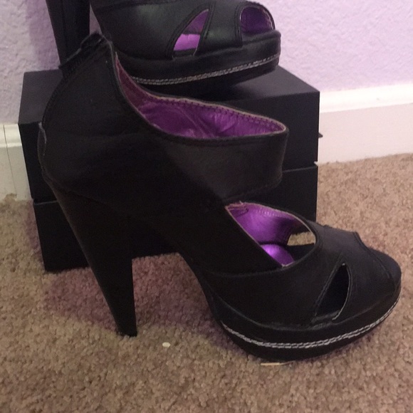 Heels - Picture 3 of 3